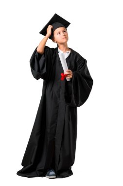 Küçük çocuk ayakta mezun ve izole beyaz arka plan üzerinde bir fikir düşünme tam vücut