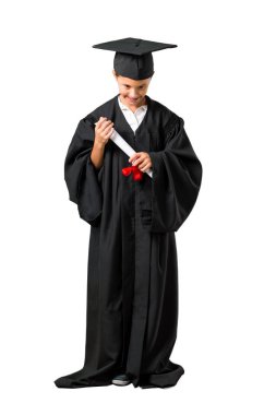 Küçük çocuk ayakta mezun ve izole beyaz arka plan aşağı bakarak tam vücut