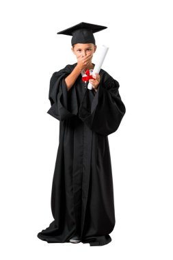 Izole beyaz arka plan üzerinde gülerek mezun Küçük çocuk tam vücut