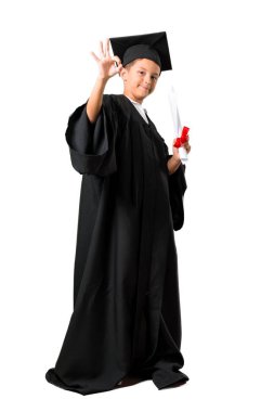 Izole beyaz arka plan üzerinde parmakları ile ok işareti gösteren mezun Küçük çocuk tam vücut