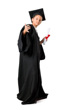 Küçük çocuk tüm vücut izole beyaz arka plan üzerinde aşk kendinizi kavramı gurur ve kendini memnun mezun