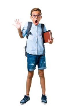 Izole beyaz arka plan üzerinde sürpriz ve şok yüz ifadesi ile sırt çantası ve gözlük ile Öğrenci çocuk tam vücut