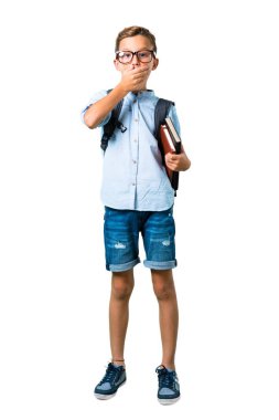 Sırt çantası ve gözlük izole beyaz arka plan üzerinde elleri ile ağız kapsayan Öğrenci çocuk tam vücut