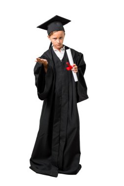 Küçük çocuğun tüm vücudu mutsuz ve bir şey ile sinirli mezun. İzole beyaz arka planda negatif yüz ifadesi