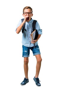 Sırt çantası ve gözlük ağız geniş izole beyaz arka plan üzerinde açık bağırarak Öğrenci çocuk tam vücut