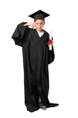 Izole beyaz arka plan üzerinde olumsuz ifade ile başparmak aşağı işareti gösteren mezun Küçük çocuk tam vücut