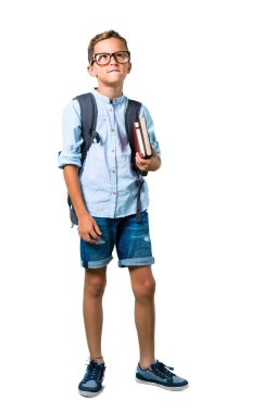 Sırt çantası ve gözlük şüpheleri olan öğrenci çocuk tam vücut ve izole beyaz arka plan üzerinde yüz ifadesi karıştırmayın