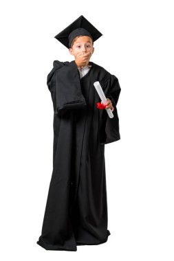 Izole beyaz arka plan üzerinde elleri ile ağız kapsayan mezun Küçük çocuk tam vücut