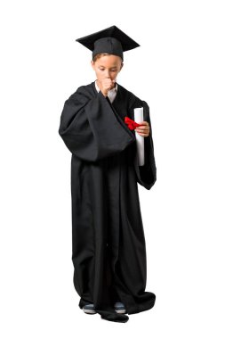 Küçük çocuk mezuniyet tam vücut öksürük ile acı ve izole beyaz arka plan üzerinde kötü hissediyor