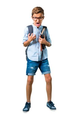 Sırt çantası ve gözlük ile Öğrenci çocuk tam vücut izole beyaz arka plan üzerinde öfkeli jest kızgın rahatsız