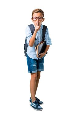 Sırt çantası ve gözlük izole beyaz arka plan üzerinde ağız ve sessizlik jest kapanış bir işaret gösteren Öğrenci çocuk tam vücut
