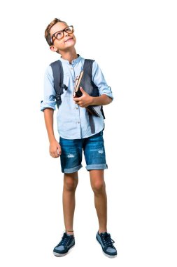 Sırt çantası ve gözlük standı ile Öğrenci çocuk Tam vücut ve izole beyaz arka plan üzerinde bakarak