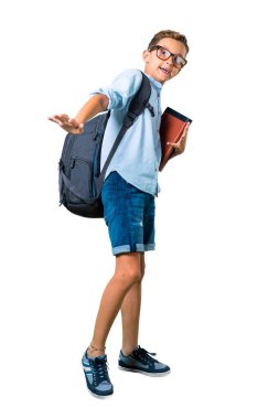 Sırt çantası ve gözlük ile Öğrenci çocuk tam vücut biraz gergin ve izole beyaz arka plan üzerinde korkmuş