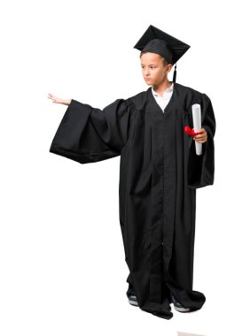 Izole beyaz arka plan üzerinde avuç üzerinde hayali tutan kopya alanı tutarak mezun Küçük çocuk tam vücut