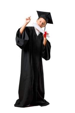 Küçük çocuk gülümseyerek mezun ve izole beyaz arka plan üzerinde zafer işareti gösteren tam vücut