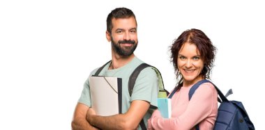 Sırt çantaları ve kitapları olan iki öğrenci izole beyaz arka plan üzerinde gülümserken kollarını yanal pozisyonda geçti tutmak