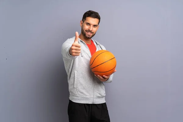 Guapo Joven Jugador Baloncesto Hombre Con Los Pulgares Hacia Arriba — Foto de Stock