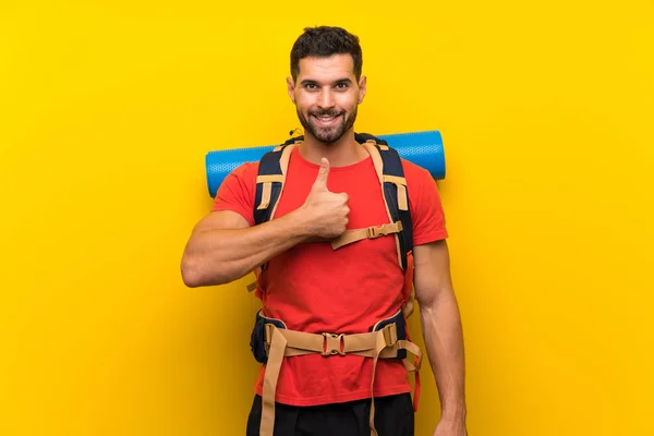 Jonge Wandelaar Man Geeft Een Duim Omhoog Gebaar — Stockfoto