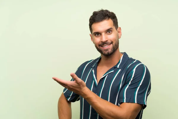 Bonito Homem Sobre Fundo Isolado Estendendo Mãos Para Lado Para — Fotografia de Stock