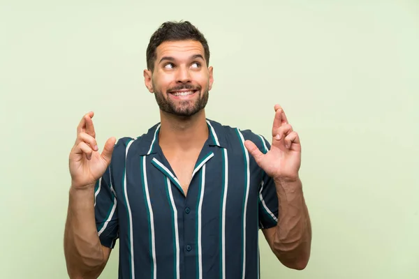 Bonito Homem Sobre Fundo Isolado Com Dedos Cruzando — Fotografia de Stock