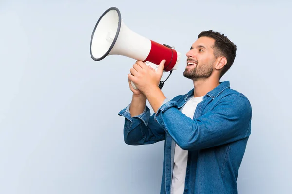 Knappe Man Geïsoleerde Blauwe Achtergrond Schreeuwen Door Een Megafone — Stockfoto