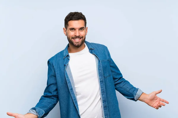 Hombre Guapo Sobre Fondo Azul Aislado Sonriendo — Foto de Stock