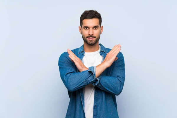 Hombre Guapo Sobre Fondo Azul Aislado Haciendo Ningún Gesto — Foto de Stock