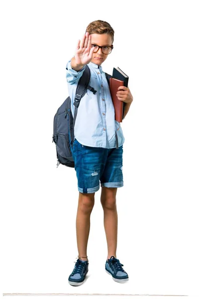 孤立した白い背景に彼女の手で停止ジェスチャーを作るバックパックとメガネを持つ学生の男の子のフルボディ — ストック写真