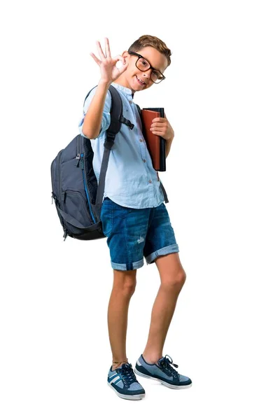 学生男孩与背包和眼镜的全身显示一个确定的标志与手指在孤立的白色背景 — 图库照片
