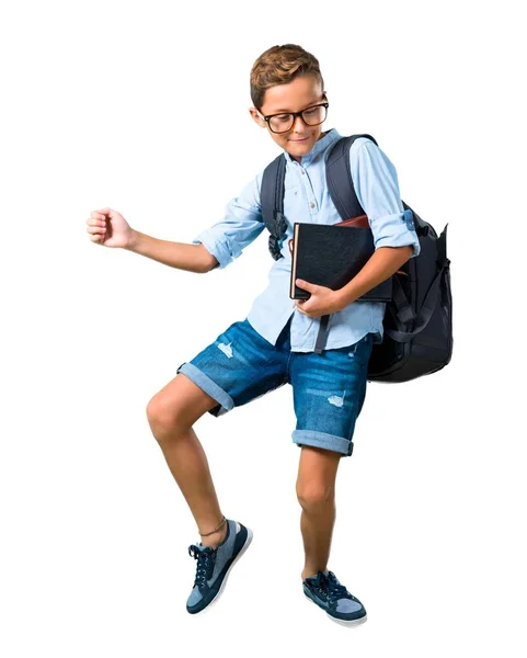 音楽を聴き 孤立した白い背景に踊るバックパックとメガネを持つ学生の少年のフルボディ — ストック写真