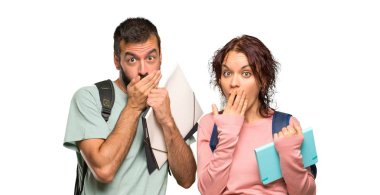 Sırt çantaları ve uygunsuz bir şey söyledikleri için ağzı yla kaplar. İzole beyaz arka plan üzerinde konuşamam