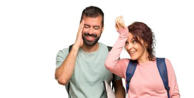 Sırt çantaları ve kitapları olan iki öğrenci sadece bir şey fark etti ve izole beyaz arka plan üzerinde çözüm niyetinde