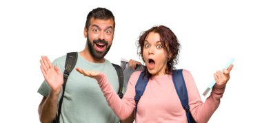 Izole beyaz arka plan üzerinde ne olduğunu beklemek değil, çünkü sürpriz ifade ile sırt çantaları ve kitaplar ile iki öğrenci