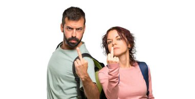 Sırt çantaları ve boynuz hareketi yapan kitapları olan iki öğrenci. Yalıtılmış beyaz arka planda negatif ifade