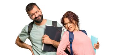 Sırt çantaları ve kitapları olan iki öğrenci izole beyaz arka plan üzerinde bir çaba için sırt ağrısı muzdarip