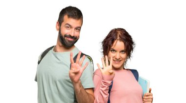 Sırt çantaları ve kitapları mutlu ve izole beyaz arka plan üzerinde parmakları ile dört sayma ile iki öğrenci