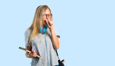 Gözlüklü öğrenci kız öksürük ile acı ve mavi arka plan üzerinde kötü hissediyor