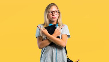 Gözlüklü öğrenci kız, yanların şüpheleri olduğunu gösteriyor. Sarı arka planda kararsız kişi