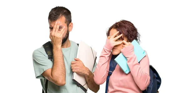 Twee Studenten Met Rugzakken Boeken Die Ogen Van Handen Bedekken — Stockfoto