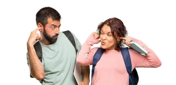 Dos Estudiantes Con Mochilas Libros Cubriendo Orejas Con Manos Sobre —  Fotos de Stock