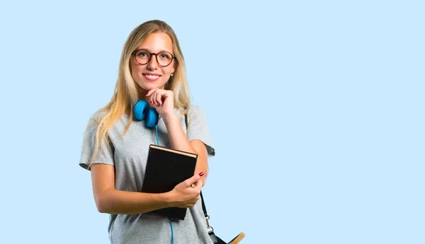 Studentin Mit Brille Lächelt Und Blickt Nach Vorne Mit Selbstbewusstem — Stockfoto