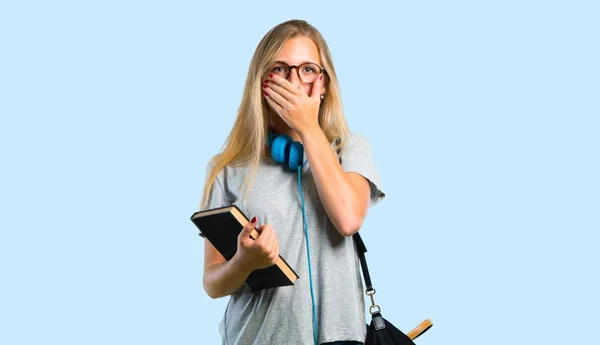 Studentin Mit Brille Die Den Mund Mit Beiden Händen Verdeckt — Stockfoto