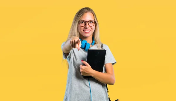 Studentin Mit Brille Zeigt Mit Selbstbewusstem Gesichtsausdruck Auf Gelben Hintergrund — Stockfoto