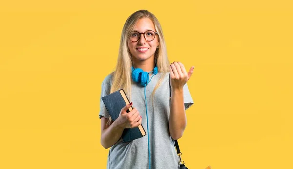 Studentin Mit Brille Präsentiert Und Lädt Ein Mit Der Hand — Stockfoto