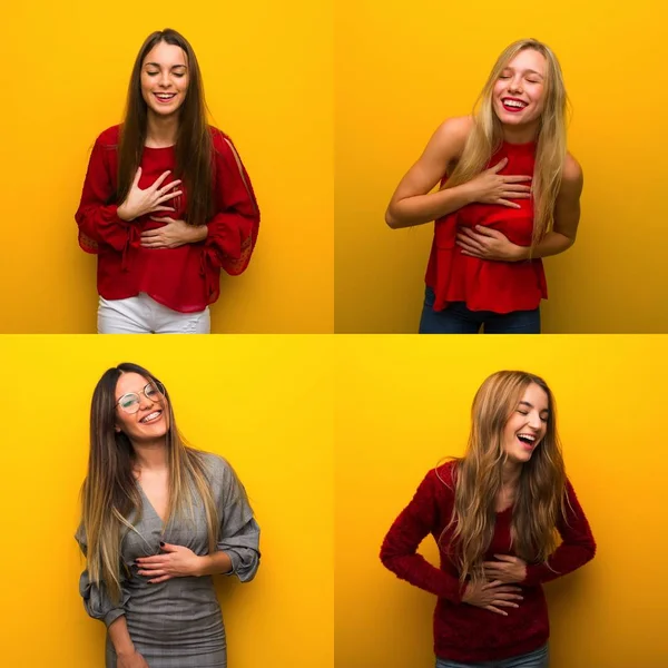 Conjunto Mujeres Jóvenes Sonriendo Mucho Mientras Ponen Las Manos Pecho —  Fotos de Stock