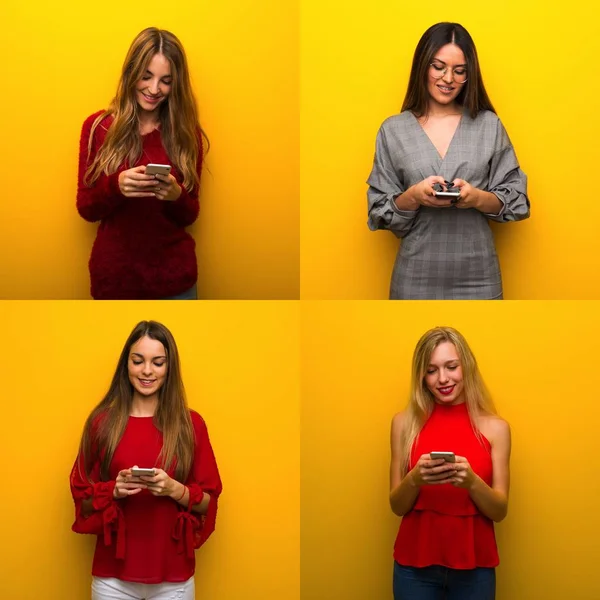 Mobil Ile Mesaj Gönderen Genç Kadınların Seti — Stok fotoğraf