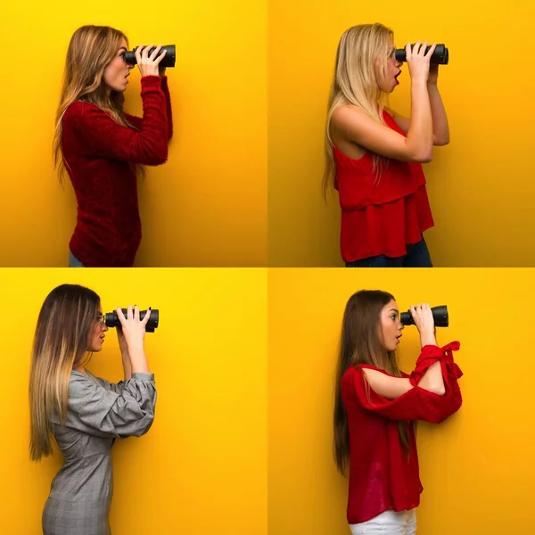 Conjunto Mujeres Jóvenes Mirando Distancia Con Prismáticos — Foto de Stock