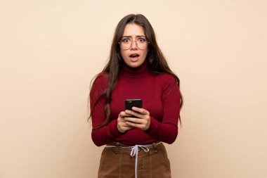 Gözlük ile genç kız sürpriz ve bir mesaj gönderme