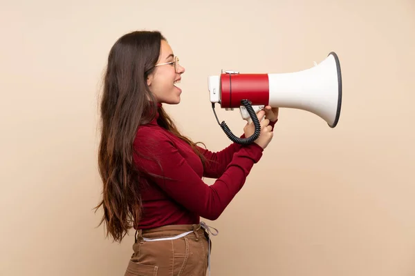 Tiener Meisje Met Een Bril Schreeuwen Door Een Megafoon — Stockfoto