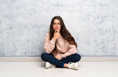 Genç öğrenci kız bir tablo düşünme okuyor